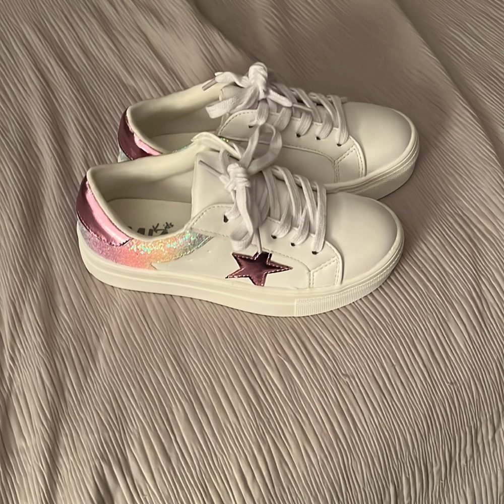 Girls sneakers